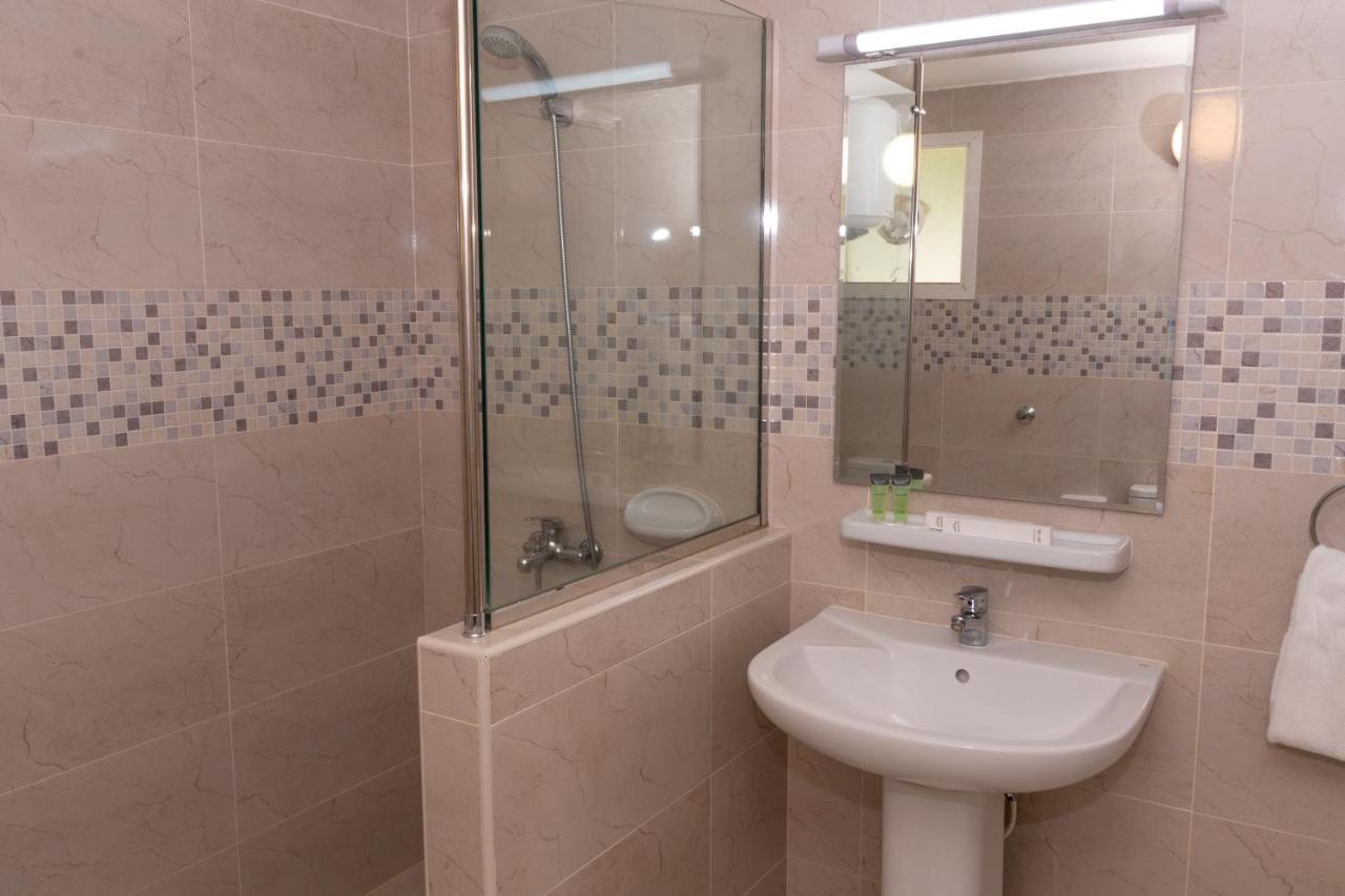 Fujairah Hotel & Resort Стая снимка